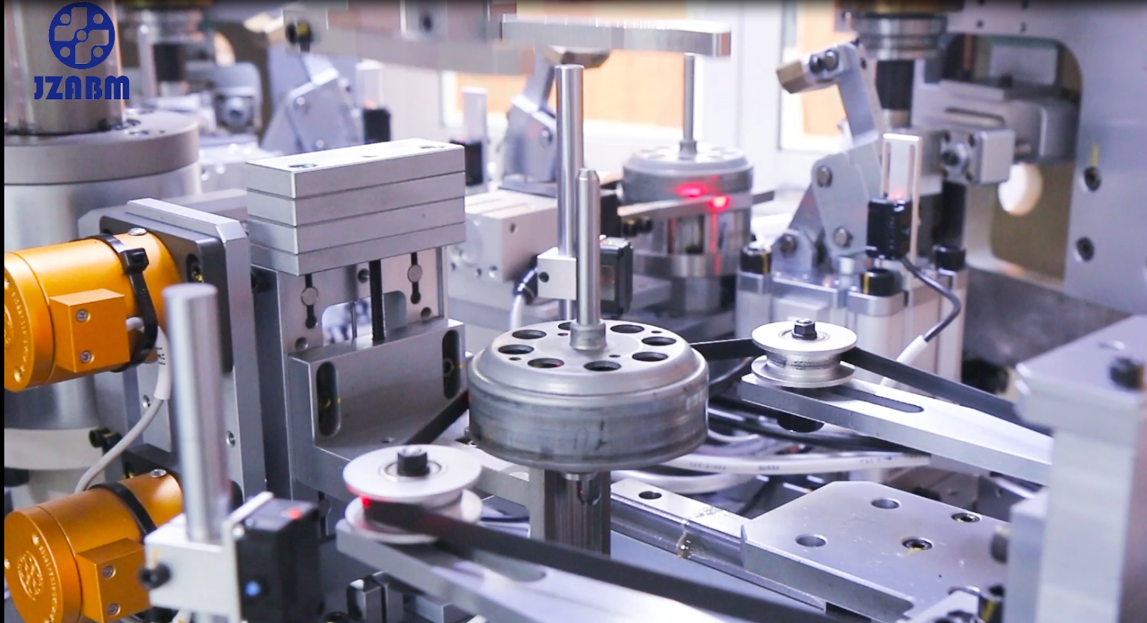 五工位外转子平衡机，可兼容无轴外转子的平衡校正！